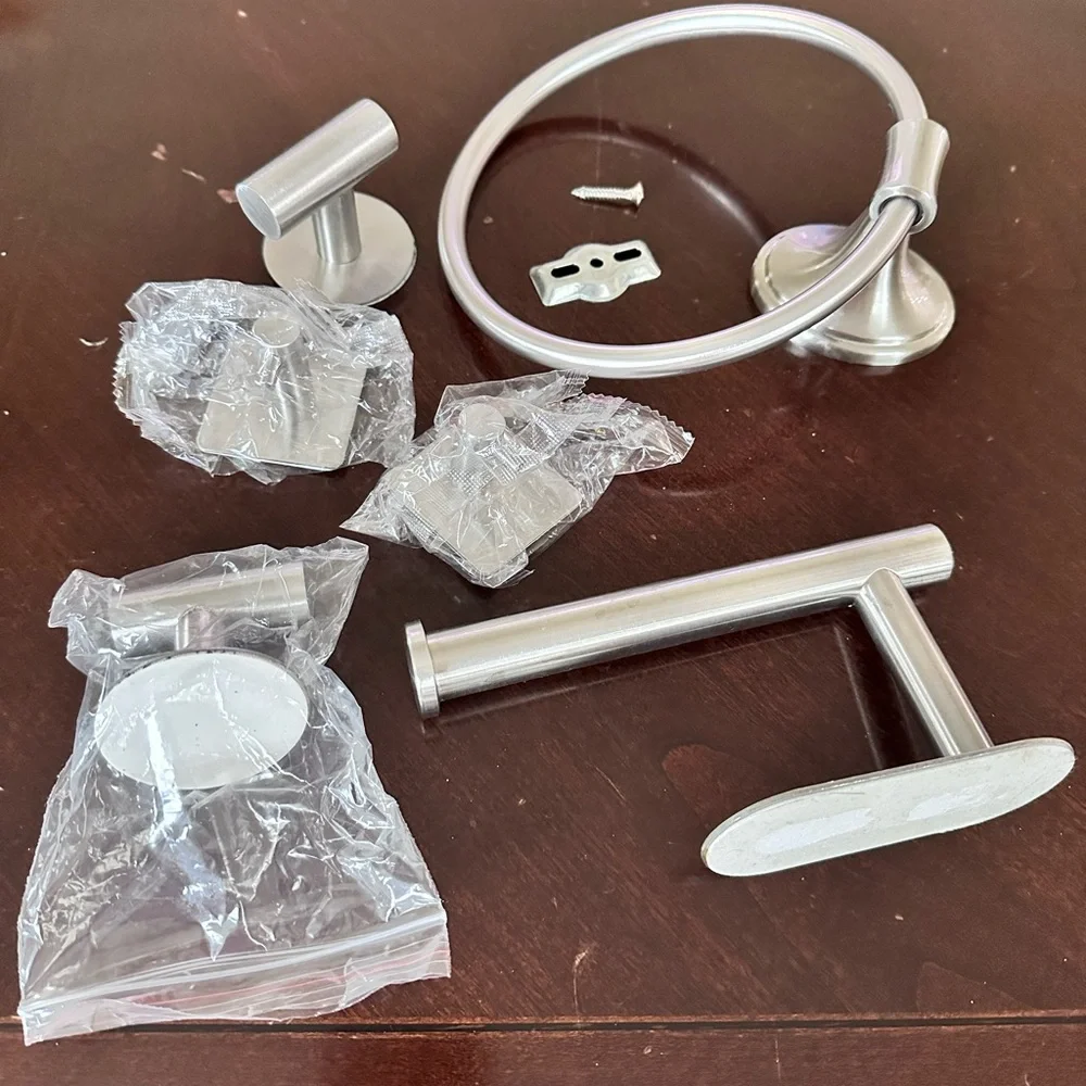6 x towel hangers/ hooks